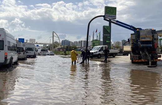 Diyarbakır'da sağanak su baskınlarına neden oldu