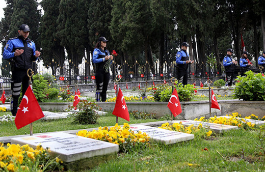 İstanbul'da polislerden bayram öncesi şehitlik ziyareti