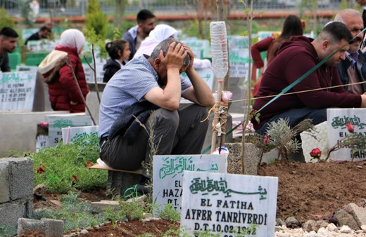 Deprem mezarlıklarında büyük hüzün! Yakınlarını kaybedenler bir kez daha kahroldu