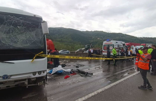 Sakarya'da feci kaza: 2 kişi öldü, 8 kişi yaralandı