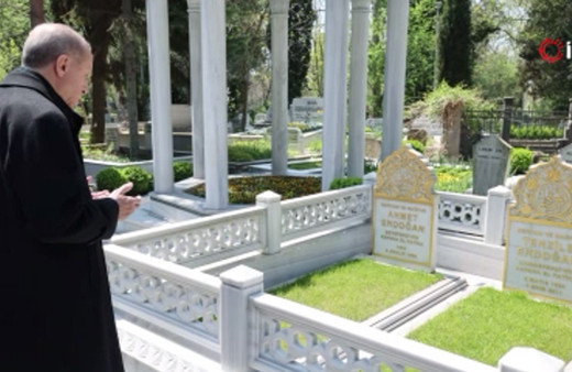 Cumhurbaşkanı Erdoğan, anne ve babasının kabrini ziyaret etti