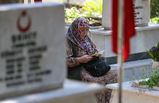 Şehit yakınları ve gaziler bayram arifesinde şehitlikleri ziyaret etti