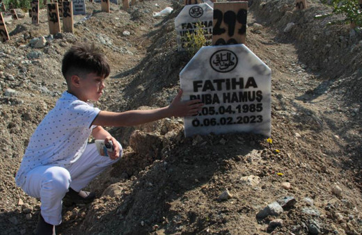 Hatay'da enkaz başında günlerce annesi ve kardeşleri için dua etmişti 11 yaşındaki Ahmet yeniden yürekleri dağladı