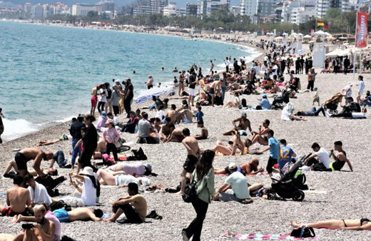 Dünyaca ünlü sahilde bayram yoğunluğu! Yaz aylarını aratmayan görüntüler