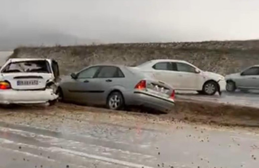 Zincirleme kaza cep telefonu kamerasında! 6 araç böyle çarpıştı