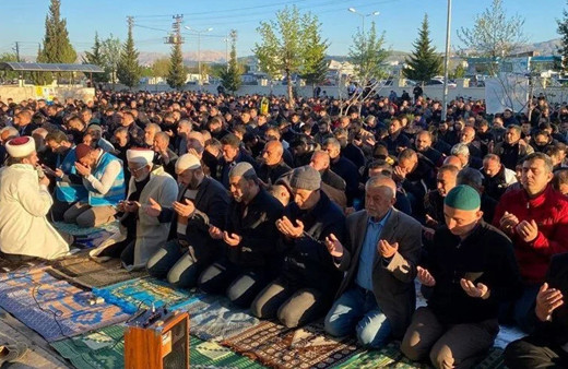 Bayram namazı sebebiyle Türkiye'de camiler doldu