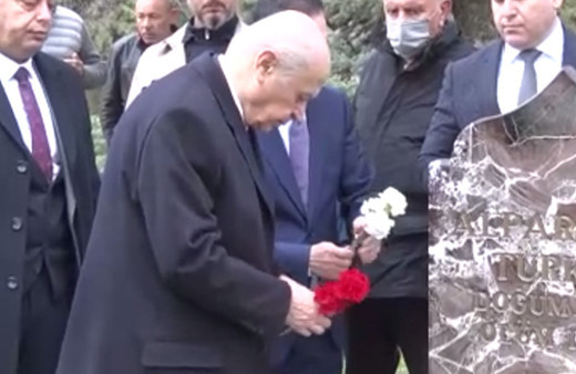Devlet Bahçeli'den bayram namazı sonrası Alparslan Türkeş’in kabrine ziyaret