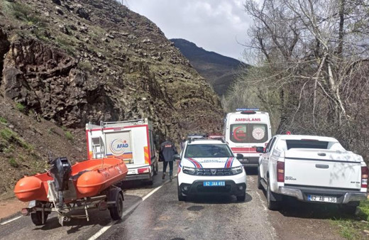 Tunceli'de Munzur Nehri'ne uçan araçtaki kişiler suda kayboldu!