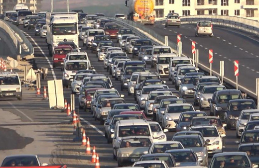 Tatilciler dönüş yoluna geçti: 43 ilin geçiş güzergahında trafik kilitlendi!