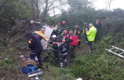 Bayram tatilinden dönen akrabaları taşıyan minibüs şarampole uçtu! Çok sayıda yaralı var