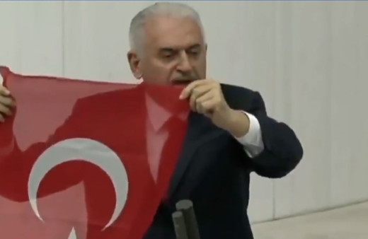 Binali Yıldırım Meclis'e Türk Bayrağı açarak veda etti! İstiklal Marşı'nı kağıda bakarak okudu