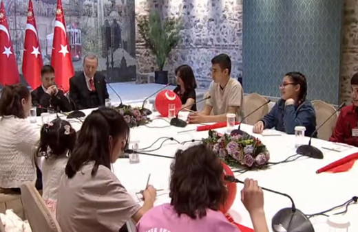 Cumhurbaşkanı Erdoğan depremzede çocukları kabul etti