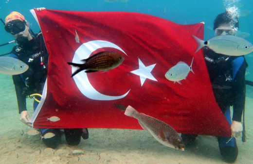 Muğla'da denizin dibinde Türk Bayrağı açtılar