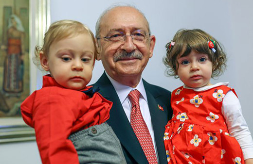 Kemal Kılıçdroğlu 23 Nisan'ı torunları İpek ve Barış ile kutladı! Önce depremzede çocuklar sonra...