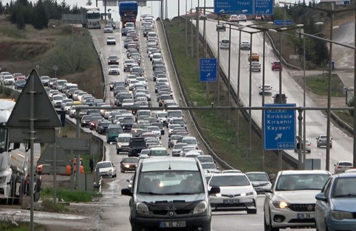43 ilin geçiş güzergahında trafik kilit: 25 kilometre araç kuyruğu var