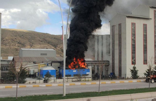 Çankırı’da korkutan fabrika yangını: Siyah dumanlar gökyüzünü kapladı
