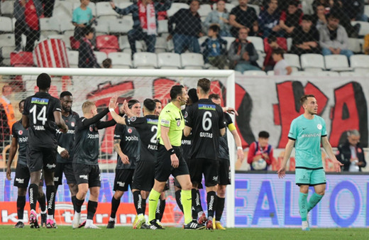 Sivasspor deplasmanda Antalyaspor'a iki attı, üç aldı!