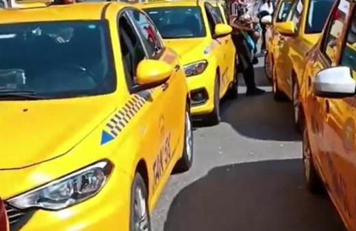 Hepsinin tek bir bahanesi var! Taksi durağında taksiye binemeyince isyan etti