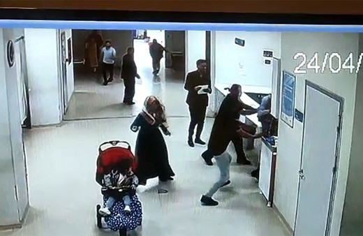  Şanlıurfa'da sağlık çalışanlarına tekmeli, yumruklu saldırı kamerada