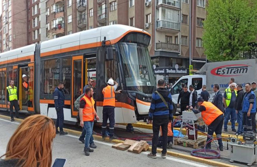 Tramvayı havaya kaldırdılar! Feci şekilde can verdi