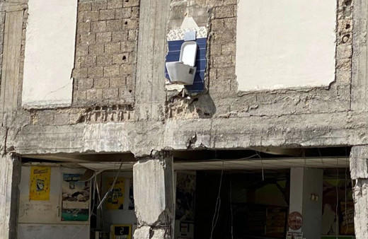 Adıyaman'da bina yıkıldı ama klozet duvarda kaldı