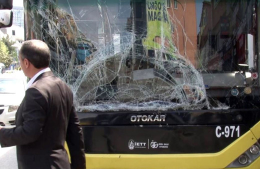 Otobüs kamyonete çarptı, şoför otobüsün altında kaldı