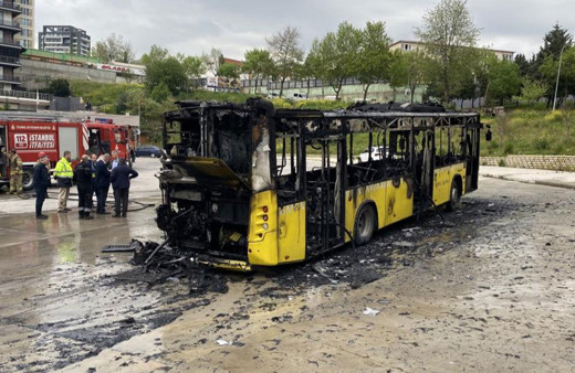 Park halindeki İETT otobüsü alev alev yandı