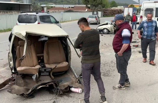 İzmir'de kaza yapan otomobil ikiye ayrıldı