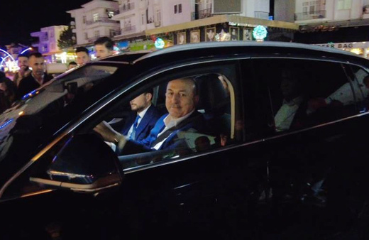 Bakan Çavuşoğlu TOGG ile gezdi, turist ve esnaf yoğun ilgi gösterdi