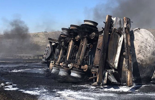 Akaryakıt tankeri ve kamyonet çarpıştı! 2 ölü, 4 yaralı!