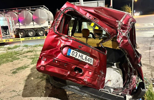Afyonkarahisar'da tırın çarptığı araç başka tıra çarptı: 2 ölü