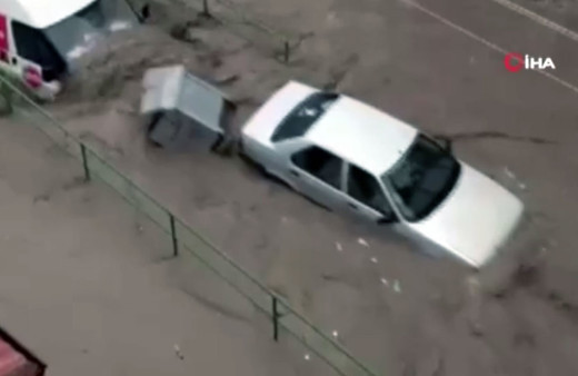 Balıkesir'de sağanak yağış sonucu taşkın oldu! Araçlar böyle sürüklendi