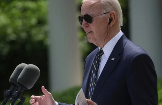 Biden'ın elindeki kağıt ABD'yi karıştırdı! Basın toplantısına damga vuran anlar...