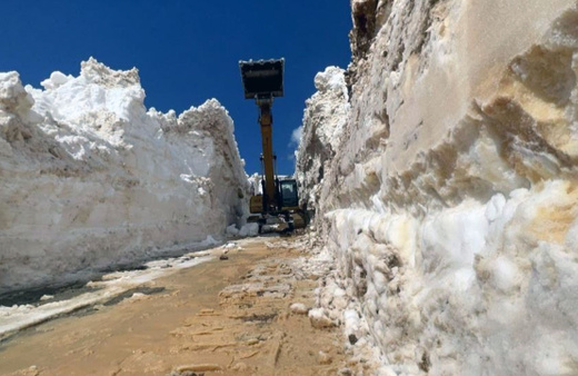 Hakkari’de 5 metreyi bulan kar yolları kapadı