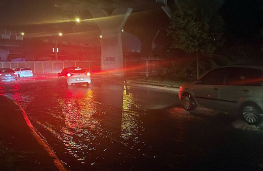 İzmir'de sağanak yağış sonucu evleri su bastı, araçlar yolda kaldı