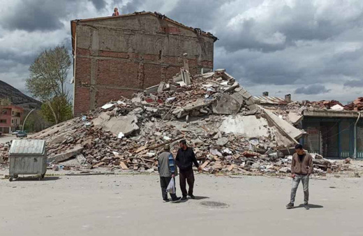 Depremin merkez üssü Elbistan’da ağır hasarlı bina çöktü