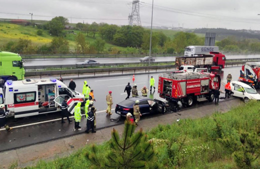 Kazaya müdahale eden itfaiye ve sağlıkçılara başka araç çarptı: 7 kişi yaralı