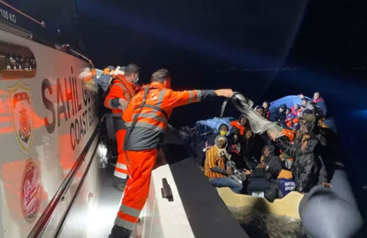 Yunanistan'ın ölüme yolladığı 92 düzensiz göçmen kurtarıldı