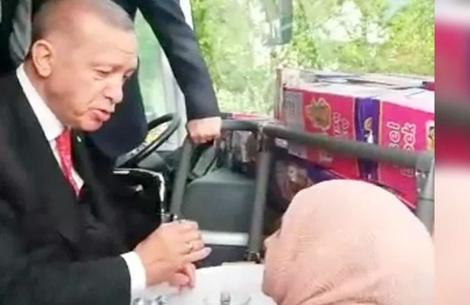 Erdoğan'ın rahatsızlanmadan önce baklava ikram eden kadın konuştu önce Erdoğan sonra korumaları yemiş