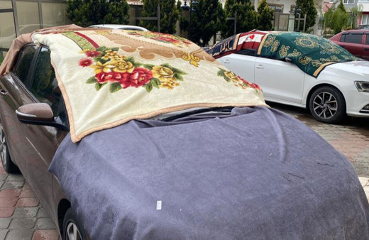 Kastamonu'da dolu yağışına karşı araçlara battaniye ve yorgan örttüler