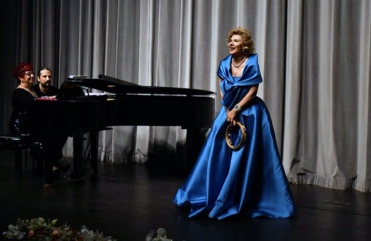 Antalya'da soprano Esra Abacıoğlu Akcan sanatseverlerle buluştu