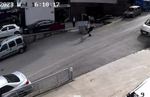 Hayat kurtaran tekme! Araçlara çarptı, patlama sesi duyuldu: Olası bir faciayı böyle önledi!