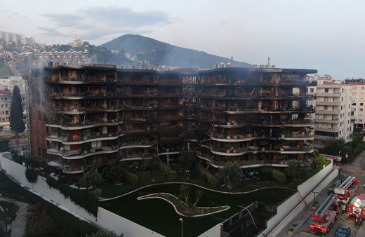 İzmir'de büyük yangın! Ahşap kaplama cayır cayır yaktı geriye büyük bir enkaz kaldı