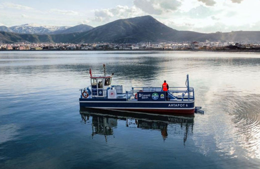 Van Gölü’nde deniz süpürgesiyle temizliğe başlandı