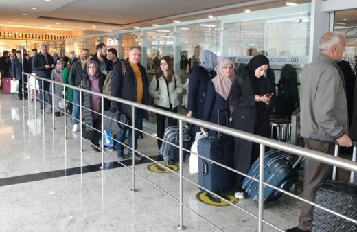 Ankara-Sivas Yüksek Hızlı Treni (YHT) önünde uzun kuyruklar oluştu