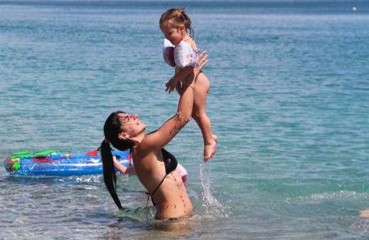 Antalya'da hava ısınınca turistler sahilleri doldurdu