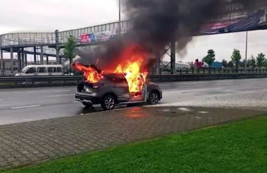 Trabzon'da cayır cayır yanan araçtan, kadın sürücü son anda kurtuldu