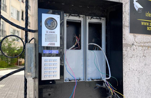 İstanbul'da hırsız apartmanın zil panelini çaldı: O anlar güvenlik kamerasında