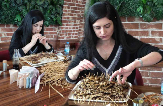 Denizli'de 52 kiloluk kadından yeme rekoru! 50 dakikada 400 çöp şiş yiyerek 25 bin lira kazandı