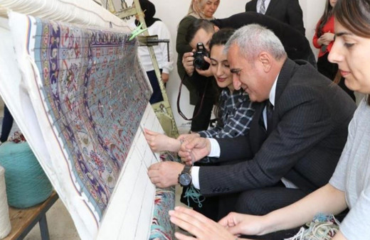 Hakkari’de kadınların dokuduğu halılar, Amerika’ya ihraç ediliyor